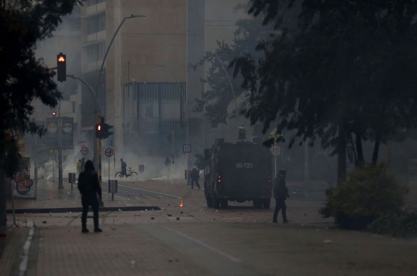 Un vehículo policial antidisturbios conduce después de sacar a los manifestantes de la calle durante los enfrentamientos en Bogotá, Colombia, el miércoles 5 de mayo de 2021.&nbsp;