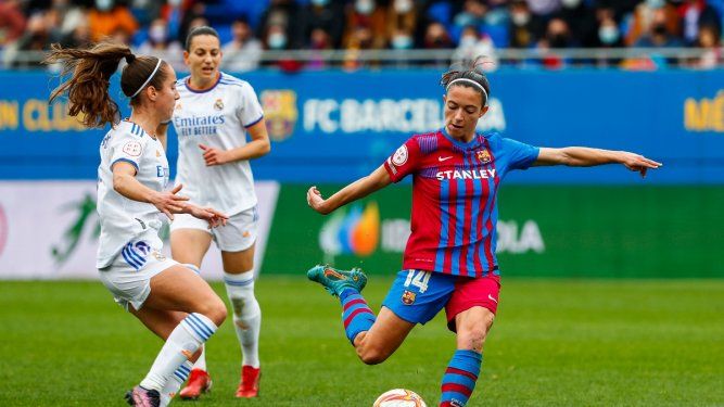 &nbsp;En foto del 13 de marzo de 2022, Aitana Bonamati del Barcelona dispara el balón superando a Maite Oroz del Real Madrid en encuentro de LaLiga femenina.&nbsp;