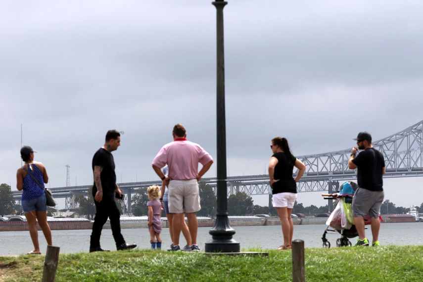 Personas observan el mal tiempo en New Orleans, Louisiana durante el paso de Nate.