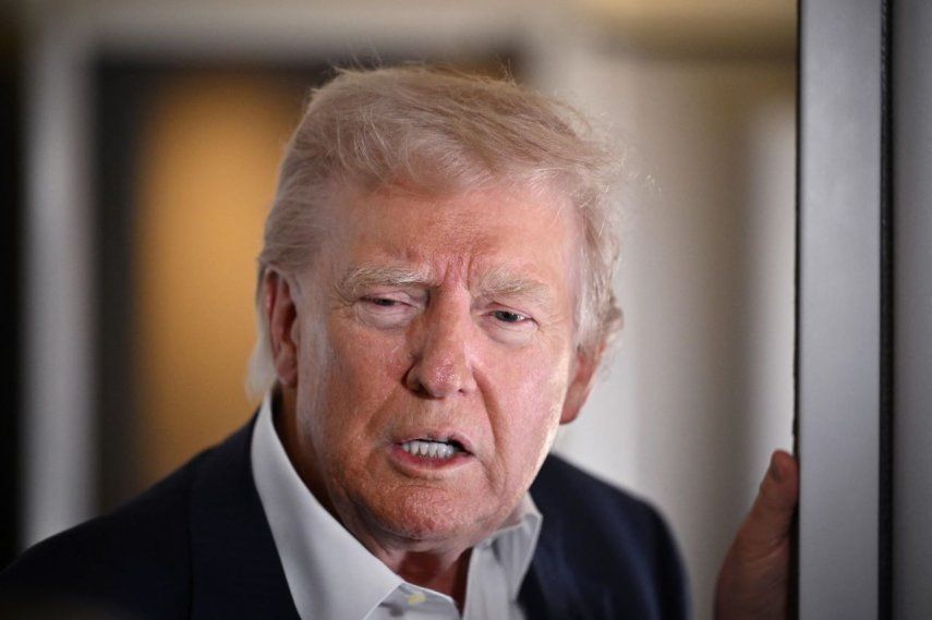 El presidente de Estados Unidos, Donald Trump, habla con los periodistas mientras vuela en el Air Force One, rumbo a Roma, Italia, el 25 de abril de 2025.