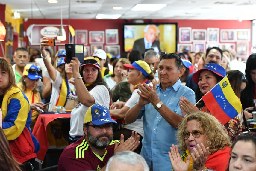 Venezolanos y miamenses de otras nacionalidades muestran su apoyo a las protestas que lidera la oposición en territorio venezolano.