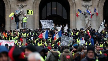 En total, el Ejecutivo ha desplegado en París 8.000 agentes y 14 vehículos blindados, cifra similar a la de la semana pasada, y 69.000 en toda Francia, 20.000 menos que hace siete días