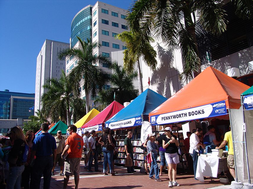 Vista parcial de la feria callejera. (J.HDEZ.)