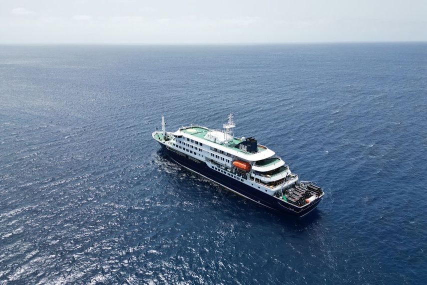 Esta fotografía aérea muestra una vista general del crucero MV Hondius anclado frente al puerto de Praia, la capital de Cabo Verde, el 4 de mayo de 2026. Se han implementado estrictas medidas de precaución, incluyendo el aislamiento, en el crucero anclado frente a las costas de Cabo Verde, donde se sospecha que un brote de hantavirus ha causado la muerte de tres personas, según informó la compañía operadora el 4 de mayo de 2026.