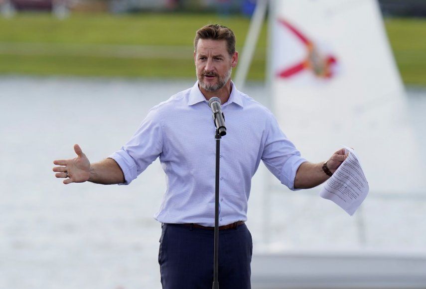El congresista federal republicano Greg Steube, de Florida, ofrece un discurso durante un acto de campaña del 27 de octubre de 2020, en Sarasota, Florida.