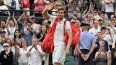 El chileno Nicolás Jarry saluda al público después de su derrota en Wimbledon, el 6 de julio de 2025.
