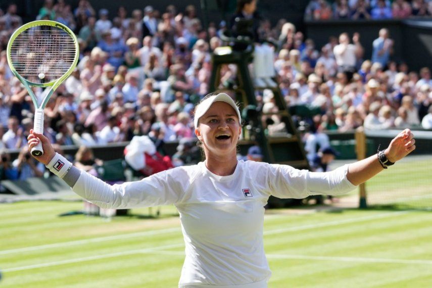 La checa Barbora Krejcikova celebra tras vencer a la italiana Jasmine Paolini en la final de Wimbledon el sábado 13 de julio del 2024.