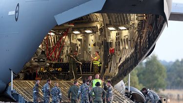 El equipo de tierra se prepara para descargar un helicóptero Sea Hawk de Royal Air Force Australia C-17 después de que aterrizó en el RAAF Pearce para ayudar con la búsqueda de los desaparecidos. (AP)