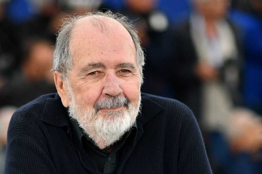 El cineasta brasileño Carlos Diegues posa el 14 de mayo de 2018 durante una sesión fotográfica de la película O Grande Circo Mistico en la 71ª edición del Festival de Cine de Cannes en Cannes, sur de Francia.