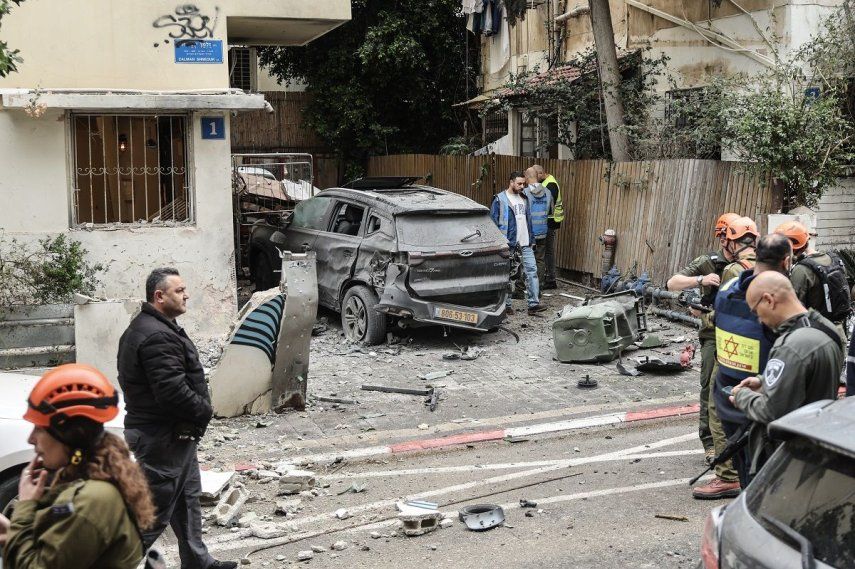 &nbsp;Las fuerzas de seguridad israelíes y los servicios de emergencia trabajan en el lugar del impacto en un barrio residencial de Tel Aviv tras un ataque iraní el 1 de abril de 2026. &nbsp;