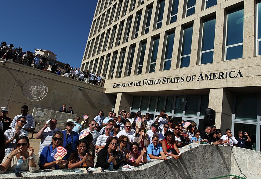 Un grupo de invitados presta atención al acto oficial de la reapertura de la embajada. (EFE)