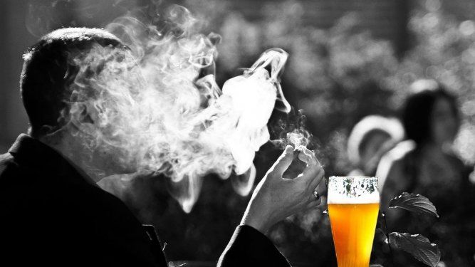 El humo del cigarrillo es una de las principales causas de origen del cáncer de pulmón.