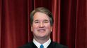 ARCHIVO - El juez de la Corte Suprema Brett Kavanaugh de EEUU posa para una foto en la corte, Washington, 23 de abril de 2021. 