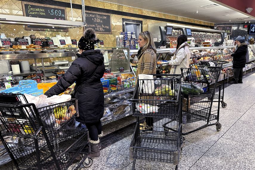 Clientes esperan ser atendidos en un supermercado de Estados Unidos.