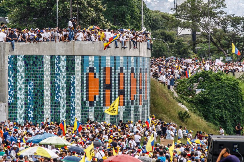 El Distribuidor Altamira en Caracas se colmó de opositores quienes exigen que se celebre el referendo convocatorio contra Nicolás Maduro.