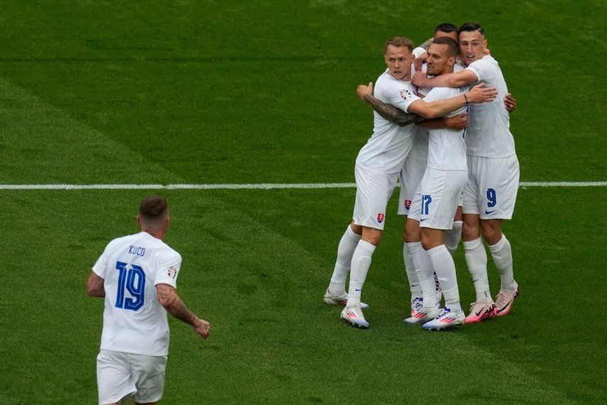 Los jugadores de Eslovaquia celebran el gol de Ivan Schranz en la victoria 1-0 ante Bélgica en la Eurocopa, el lunes 17 de junio de 2024, en Fráncfort.&nbsp;