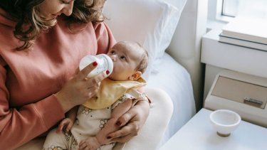 Escasez de la leche de fórmula para bebés.