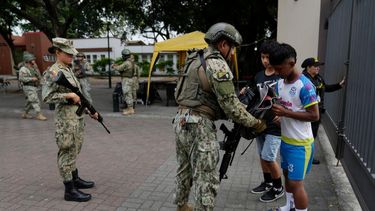En Ecuador, la población votante acude a los centros de votación, en medio de fuerte militarización, como en la primera vuelta en agosto de 2023.