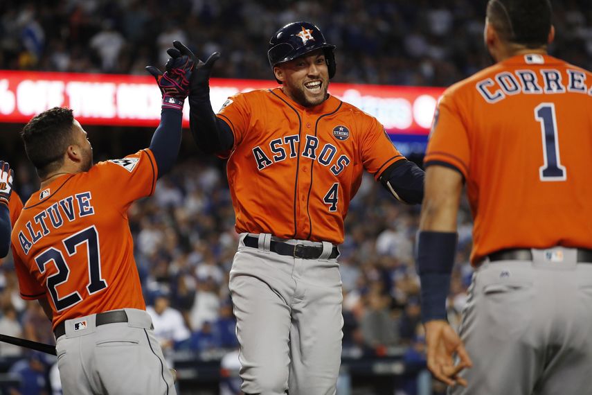 El jugador George Springer (c) de los Astros de&nbsp;Houston&nbsp;celebra luego de batear home run junto a sus compañeros Jose Altuve (i) y Carlos Correa (d).