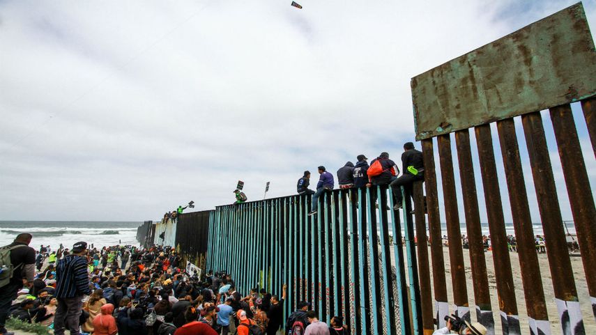 Cientos de inmigrantes se congregaron en el muro fronterizo con los Estados Unidos del lado de Tijuana, México