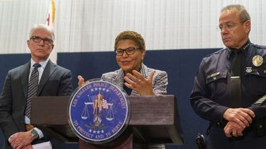 La alcaldesa de Los Ángeles, Karen Bass, en el centro, rodeada por el fiscal general del distrito de Los Ángeles, George Gascon, y el jefe de policía de Los Ángeles, Michel Moore, anuncia la detención de un sospechoso en tres recientes asesinatos de indigentes, el sábado 2 de diciembre de 2023, en Los Ángeles