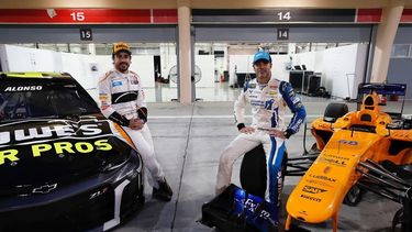 El piloto español Fernando Alonso, que el domingo puso fin a su carrera en la Fórmula 1, y el estadounidense Jimmie Johnson, heptacampeón de la NASCAR.