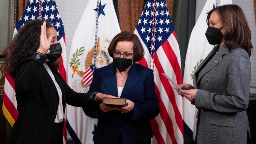 Julissa Reynoso prestó juramento ante la vicepresidenta Kamala Harris, como embajadora de Estados Unidos en España y Andorra
