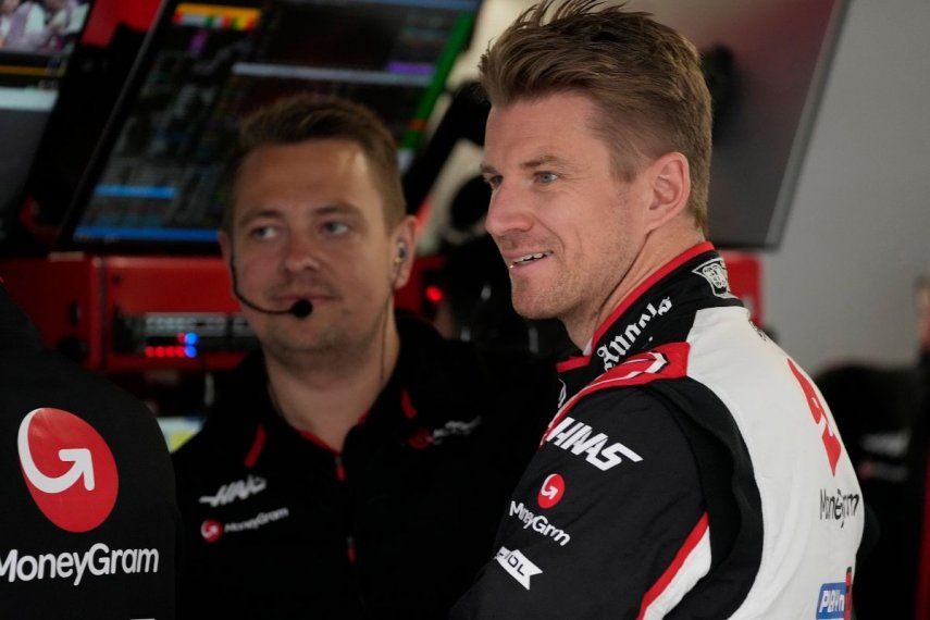 El piloto de Haas, Nico Hulkenberg, en el taller durante una sesión de prácticas previo al Gran Premio de Japón, el viernes 5 de abril de 2024, en Suzuka.