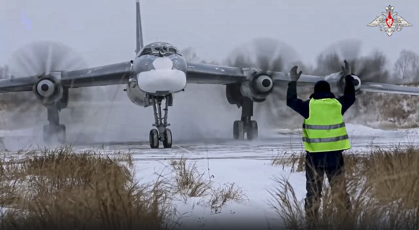 En esta imagen extraída de un video publicado por el servicio de prensa del Ministerio de Defensa de Rusia el miércoles 30 de noviembre de 2022, un bombardero estratégico Tu-95 de la fuerza aérea rusa circula por la pista antes de despegar para una patrulla aérea conjunta con bombarderos chinos, en una base aérea en un lugar no revelado de Rusia.&nbsp;
