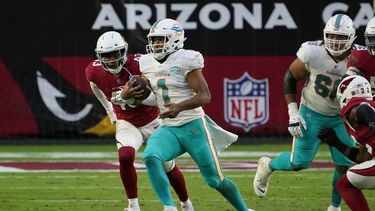 El quarterback de los Dolphins de Miami Tua Tagovailoa corre mientras lo persigue el linebacker de los Cardinals de Arizona Haason Reddick en el juego del domingo 8 de noviembre del 2020
