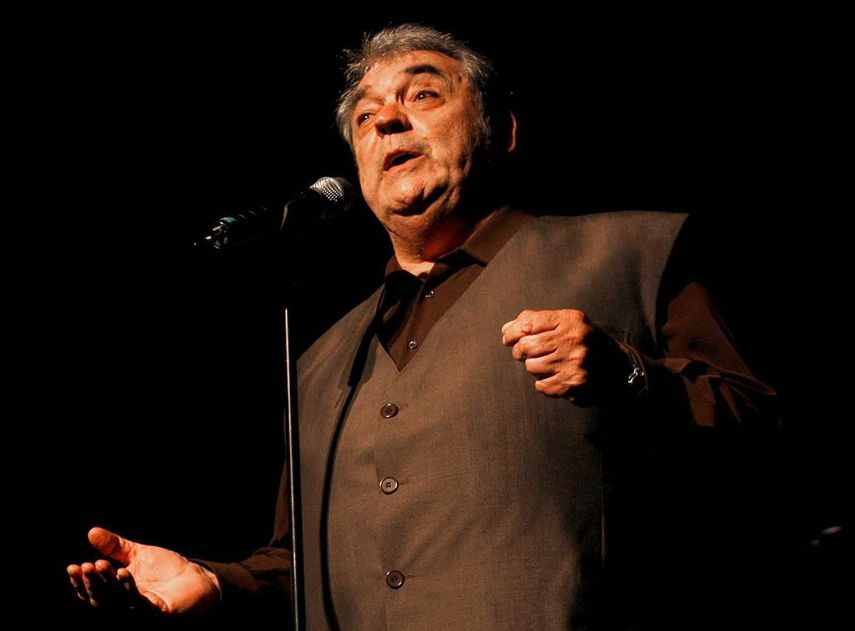 El cantautor argentino&nbsp;Alberto&nbsp;Cortéz durante un concierto en Cancún, 2003, como parte de su gira En un rincón del alma.&nbsp;