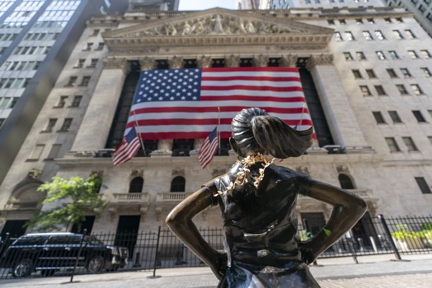 Vista frontal del edificio de Wall Street en Nueva York.