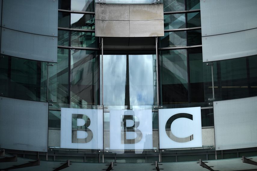 En esta foto de archivo tomada el 2 de julio de 2020, un logotipo de la BBC en la sede de Portland Place, Londres.&nbsp;