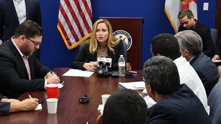 La congresista demócrata Debbie Mucarsel Powell en reunión con venezolanos el pasado mes de enero
