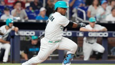 Jean Segura (9), de los Marlins de Miami, conecta un sencillo que impulsó la carrera de la victoria en la novena entrada del juego de béisbol en contra de los Cachorros de Chicago, el viernes 28 de abril de 2023.