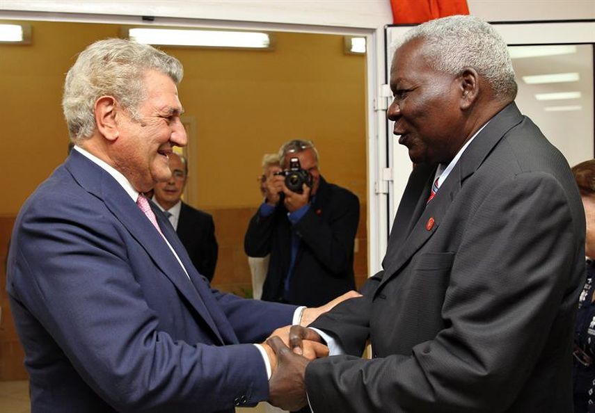 El presidente del Congreso de España, Jesús Posada (i), saluda al presidente del Parlamento cubano, Esteban Lazo.  (EFE)