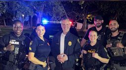 El alcalde de Miami Beach, Steven Meiner, junto a las fuerzas del orden. El alcalde de Miami Beach, Steven Meiner, junto a las fuerzas del orden.