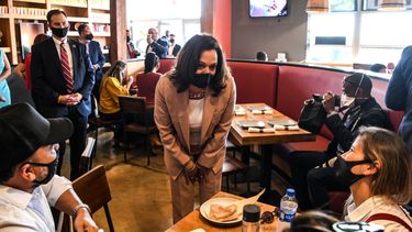 Kamala Harris, candidata dem&oacute;crata a la vicepresidencia y senadora de California, visita el restaurante en la ciudad de Doral, el 10 de septiembre de 2020, Florida.