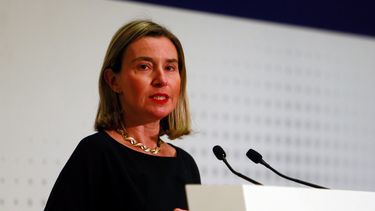 En un comunicado, la alta representante de la Unión para la Política Exterior, Federica Mogherini, señaló que la UE está trabajando en reforzar la cooperación internacional para asegurar que la ayuda humanitaria llegue a la gente de manera imparcial y a través de canales independientes, sin intentos de politizar la entrega de ayuda.
