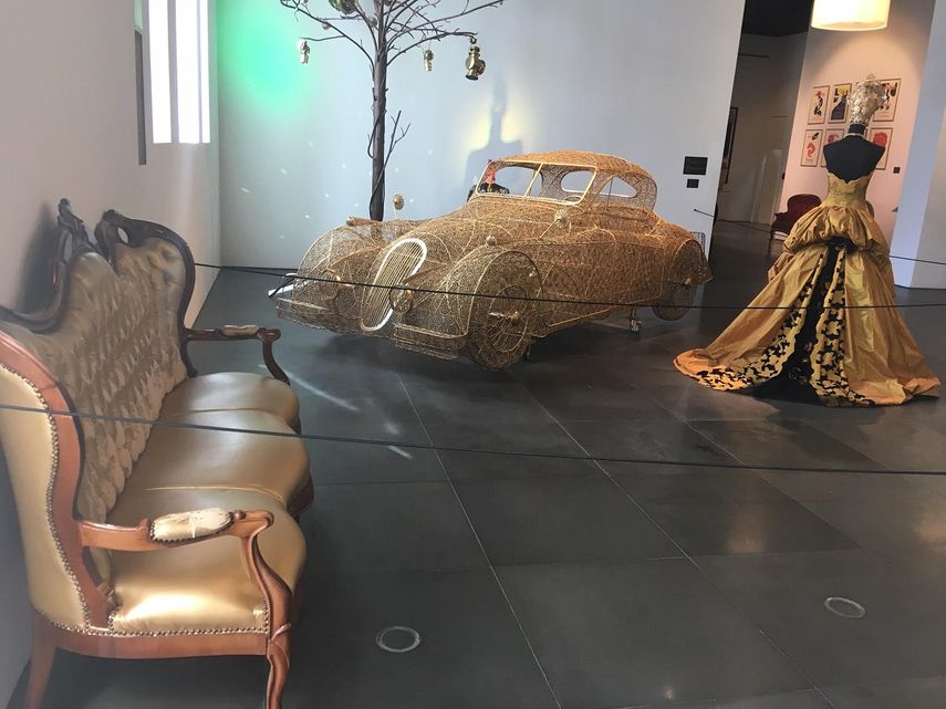 Vista parcial del lobby del Museo Automovilístico de Málaga, en España.