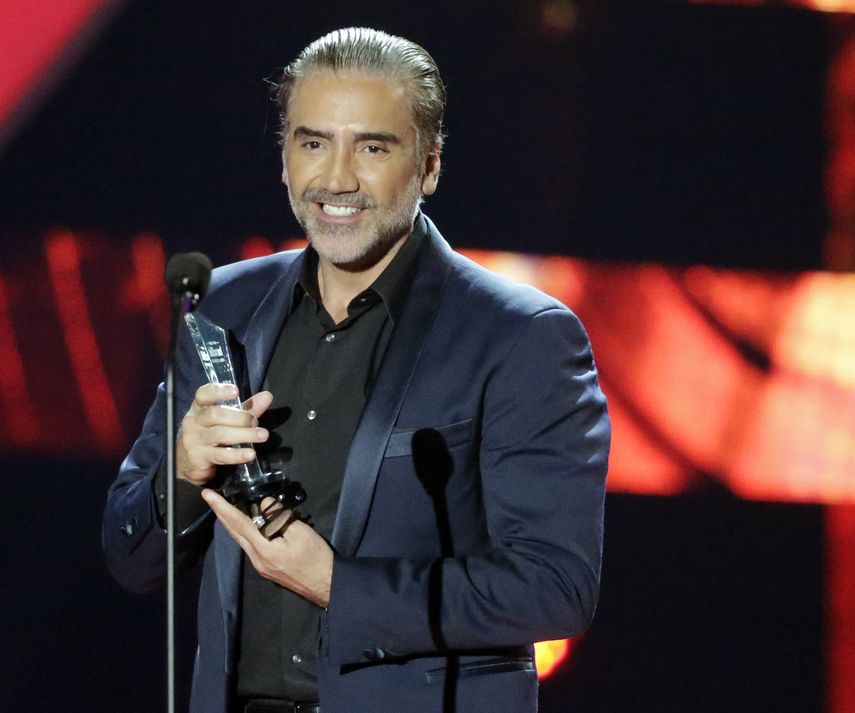 En esta foto del 28 de abril de 2016, el cantante mexicano Alejandro Fernández recibe el premio Salón de la Fama durante la ceremonia de los Premios Billboard de la Música Latina, en Coral Gables, Florida.