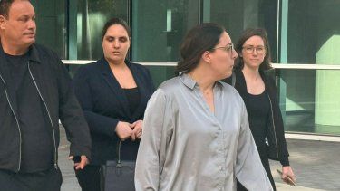 La exconcejala de Hialeah Angélica Pacheco camina acompañada de su esposo a su salida de la Corte, junto a dos personas de su equipo de defensa.&nbsp;