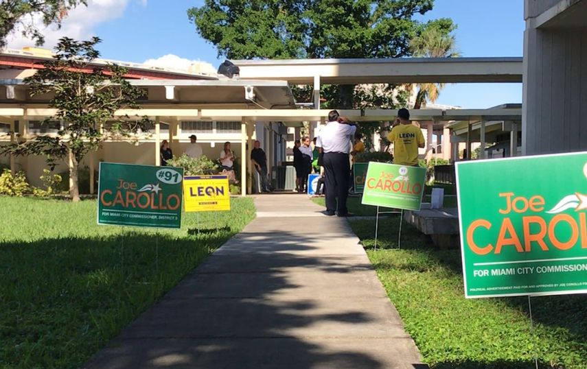 Vista parcial de la entrada de uno de los colegios electorales del distrito 3 de Miami.