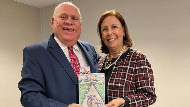 En la gráfica, el doctor Vicente Rodríguez con su esposa Marilyn. Ambos sostienen en sus manos un ejemplar de la nueva obra, durante el acto en puesta en circulación.