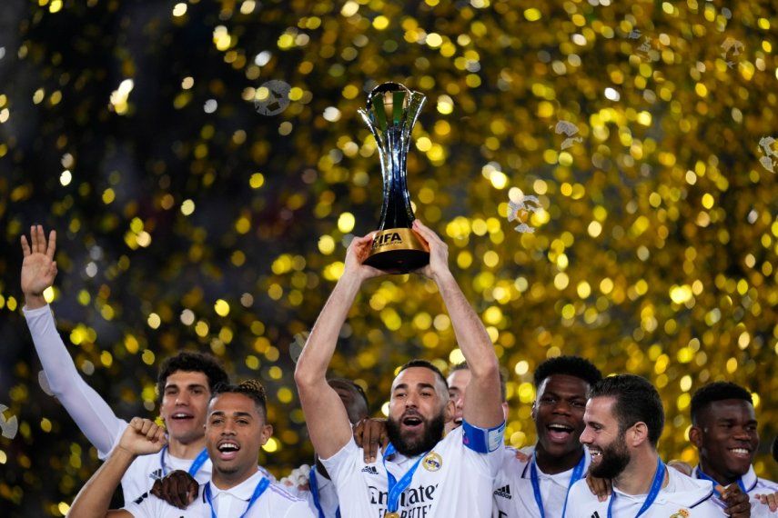 Karim Benzema, del Real Madrid, levanta la copa del Mundial de Clubes, tras la victoria sobre el Al Hilal de Arabia Saudí, el sábado 11 de febrero de 2023 en Rabat.