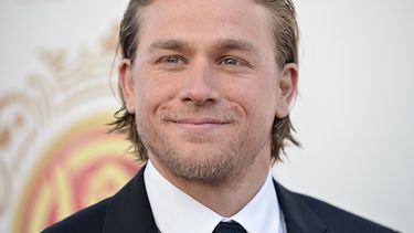 El actor de Sons of Anarchy Charlie Hunnam, se retiró de la anticipada adaptación cinematográfica un mes después de que se anunció que había conseguido el papel del multimillonario Grey