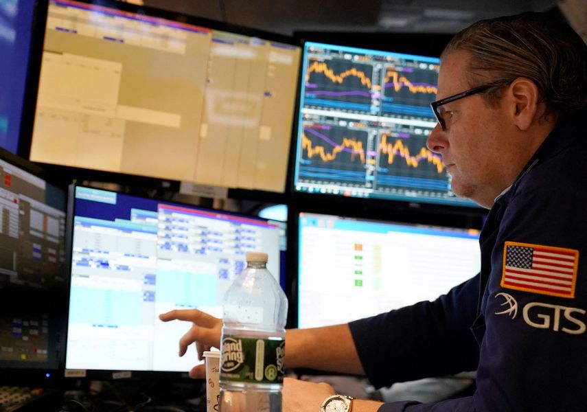 Un agente de la Bolsa de Nueva York revisa los índices de empresas.