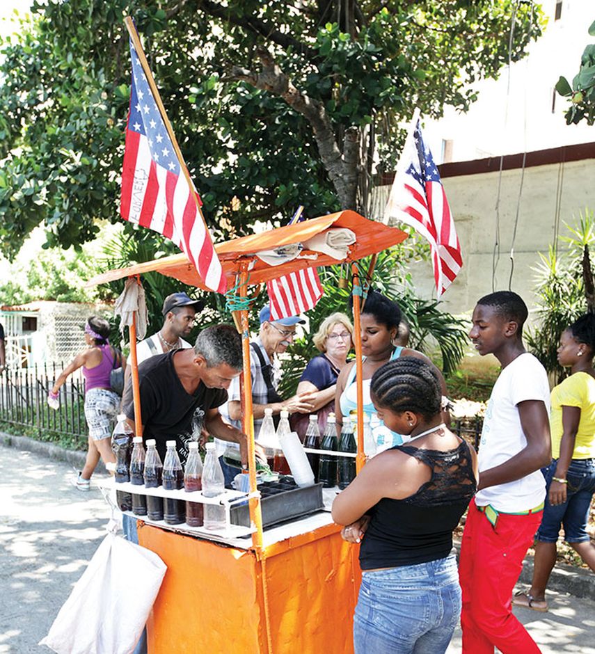 Un hombre vende refrescos en La Habana, frente a la Sección de Intereses de Estados Unidos en Cuba recuperará el rango de embajada. (EFE)