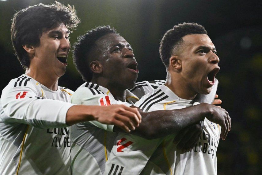 El delantero francés #10 del Real Madrid, Kylian Mbappé (D), celebra con el delantero brasileño #07 del Real Madrid, Vinicius Junior (C), y el delantero español #16 del Real Madrid, Gonzalo García, tras anotar el segundo gol de su equipo desde el punto de penalti durante el partido de la liga española entre el Villarreal CF y el Real Madrid CF en el Estadio La Cerámica en Vila-Real el 24 de enero de 2026.&nbsp;