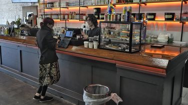 Una clienta compra un café en el Blind Tiger Cafe, en Tampa, Florida
